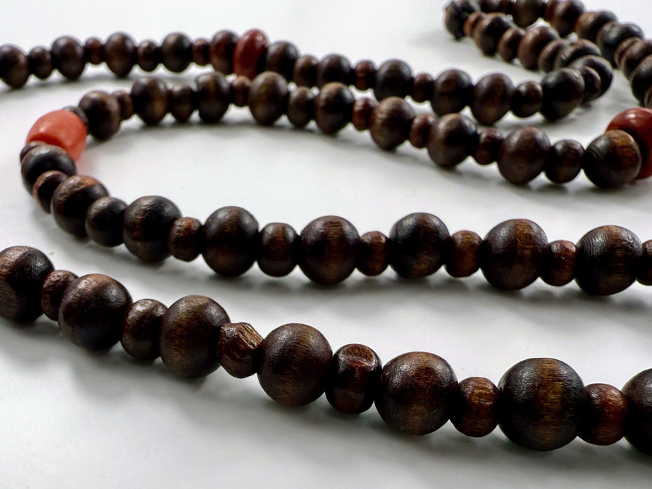 Nahaufnahme der Holzperlenstruktur in dunklem Braunton