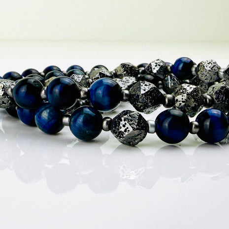 Handgefertigte Lapislazuli-Lavastein-Herren-Halskette mit Edelstahl-Federn-Anhänger. Kombination aus tiefblauem Lapislazuli, silbernen Lavasteinen und elegantem Design – ein Statement für Stärke und Freiheit.