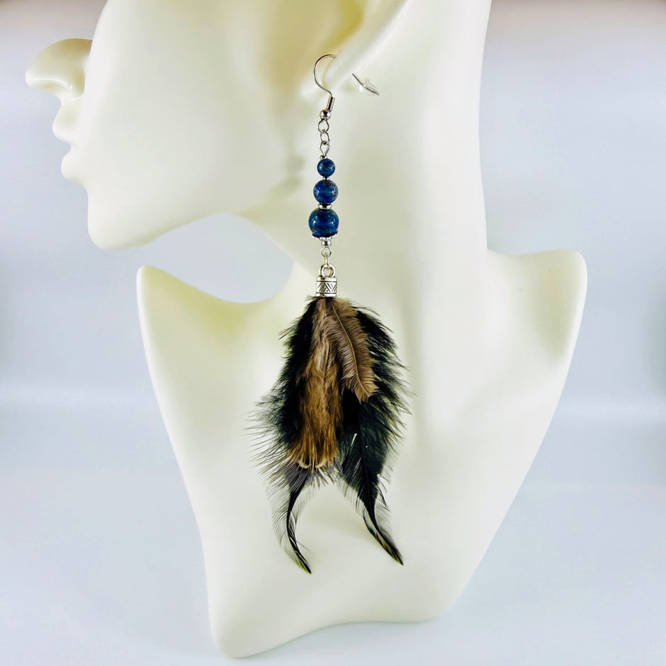 Lapislazuli Ohrhänger mit Feder – Earrings – mit Silber (Produktansicht)