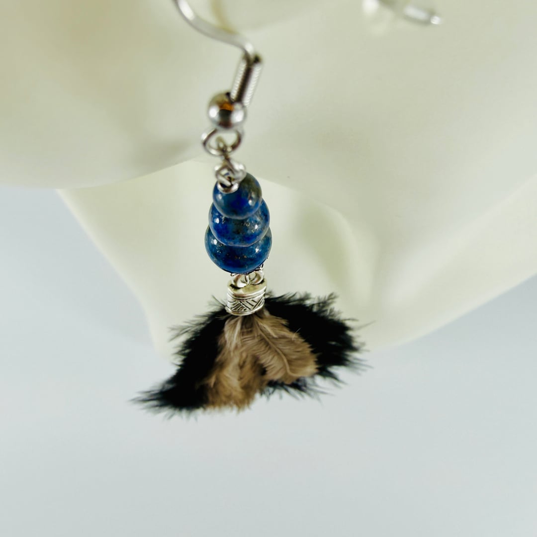 Lapislazuli Ohrhänger mit Feder – Earrings – mit Silber (Produktansicht)