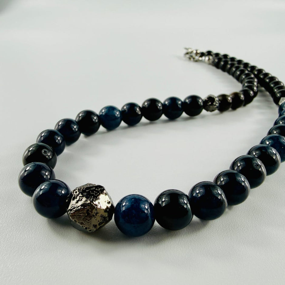 Markante Halskette mit tiefblauen Turmalin und silbrigem Obsidian kombiniert mit silbrigen Lavastein-Akzenten – Halsketten –…