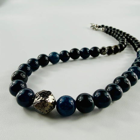 Markante Halskette mit tiefblauen Turmalin und silbrigem Obsidian kombiniert mit silbrigen Lavastein-Akzenten – Halsketten –…