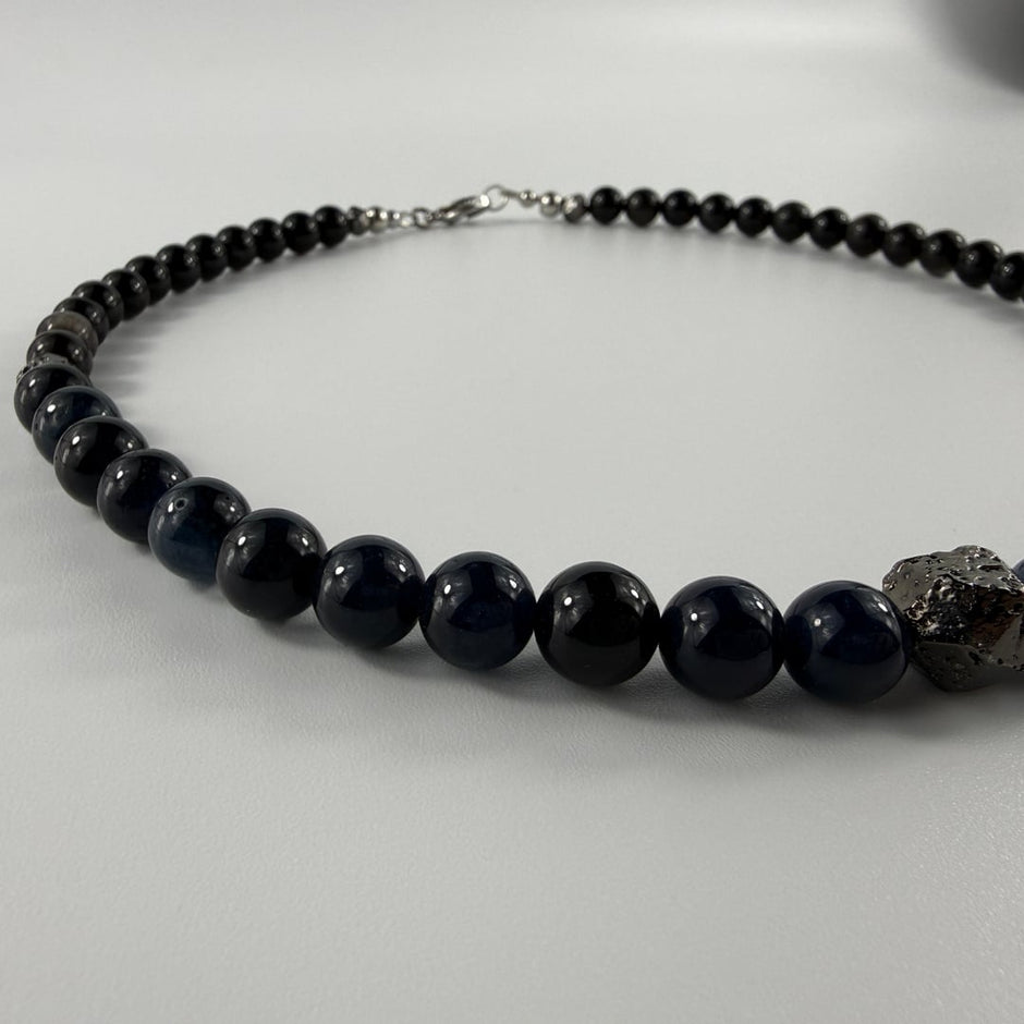 Markante Halskette mit tiefblauen Turmalin und silbrigem Obsidian kombiniert mit silbrigen Lavastein-Akzenten – Halsketten –…