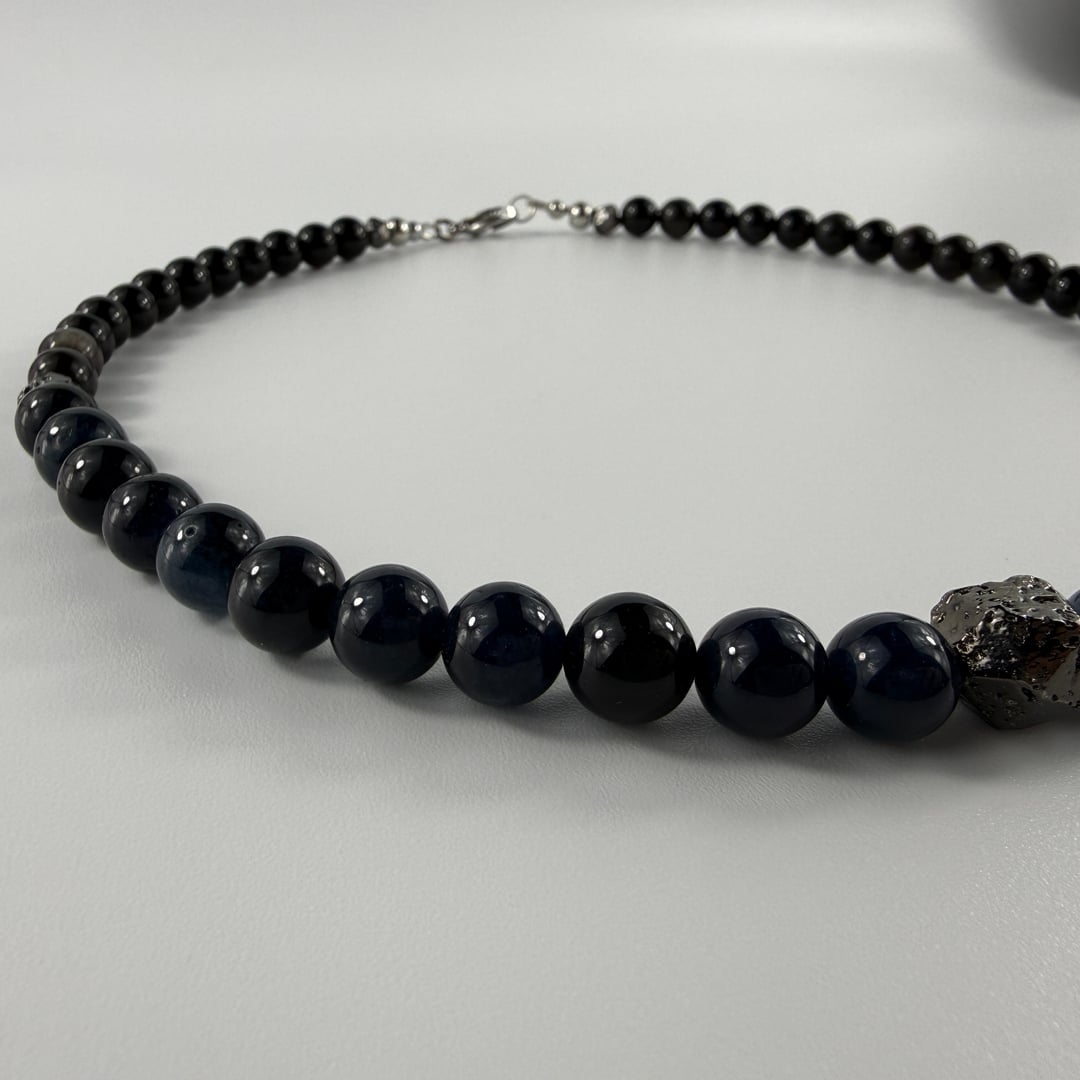 Markante Halskette mit tiefblauen Turmalin und silbrigem Obsidian kombiniert mit silbrigen Lavastein-Akzenten – Halsketten –…