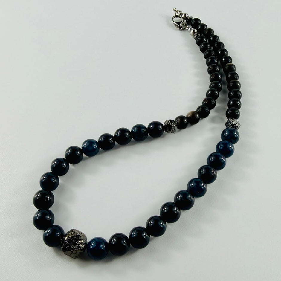 Markante Halskette mit tiefblauen Turmalin und silbrigem Obsidian kombiniert mit silbrigen Lavastein-Akzenten – Halsketten –…