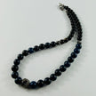 Markante Halskette mit tiefblauen Turmalin und silbrigem Obsidian kombiniert mit silbrigen Lavastein-Akzenten – Halsketten –…