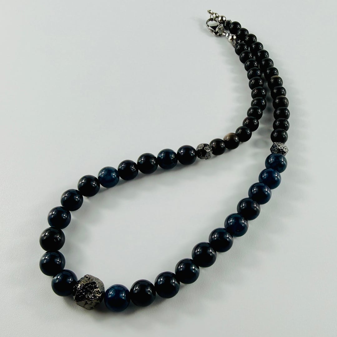 Markante Halskette mit tiefblauen Turmalin und silbrigem Obsidian kombiniert mit silbrigen Lavastein-Akzenten – Halsketten –…