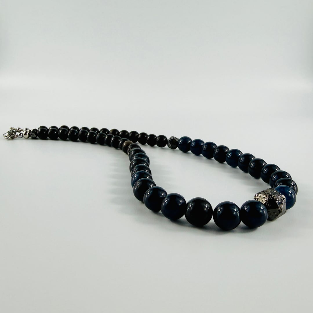 Markante Halskette mit tiefblauen Turmalin und silbrigem Obsidian kombiniert mit silbrigen Lavastein-Akzenten – Produktabbil…