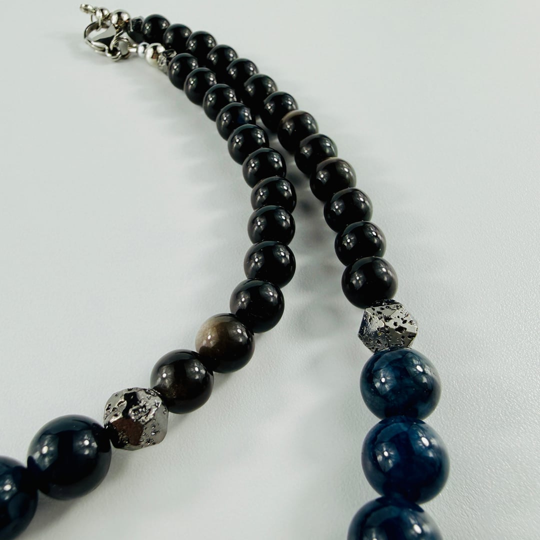 Markante Halskette mit tiefblauen Turmalin und silbrigem Obsidian kombiniert mit silbrigen Lavastein-Akzenten – Produktabbil…
