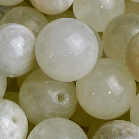 Mondstein-Perlen mit perlmuttartigem Schimmer, vielseitig und elegant, erhältlich im 'Style it yourself'-Angebot von Elurea. Perfekt für einzigartigen Schmuck.