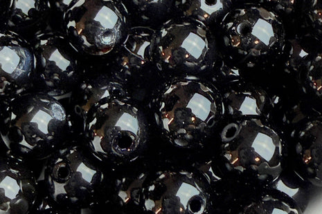 Obsidian-Perlen in tiefem Schwarz mit glänzender Oberfläche, markant und elegant, erhältlich im ‚Style it yourself‘-Angebot von Elurea. Perfekt für außergewöhnliches Schmuckdesign.