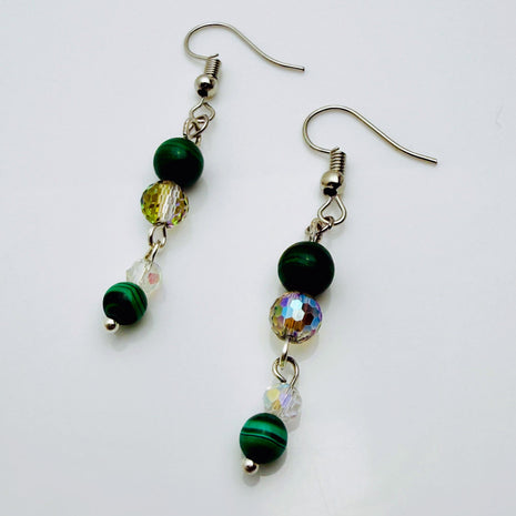 Elegante Ohrhänger aus Malachit und facettierten Glasperlen mit silbernen Edelstahl-Elementen.