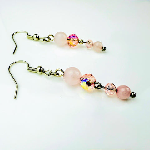 Feine rosa Ohrhänger aus Rosenquarz, Glasperlen und Edelstahl – perfekt für einen sanften, femininen Look.