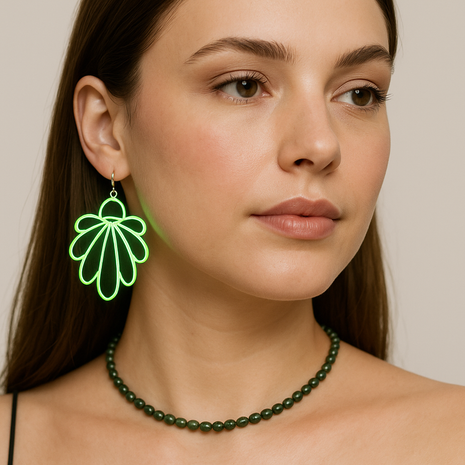 Ohrhänger und Choker Kette - UV-Fluoreszierendes Set – Earrings – mit Silber (Tragebild)