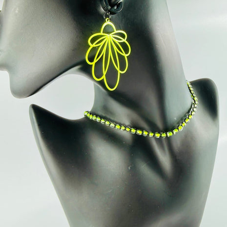 Ohrhänger und Choker Kette - UV-Fluoreszierendes Set – Earrings – mit Silber (Produktansicht)