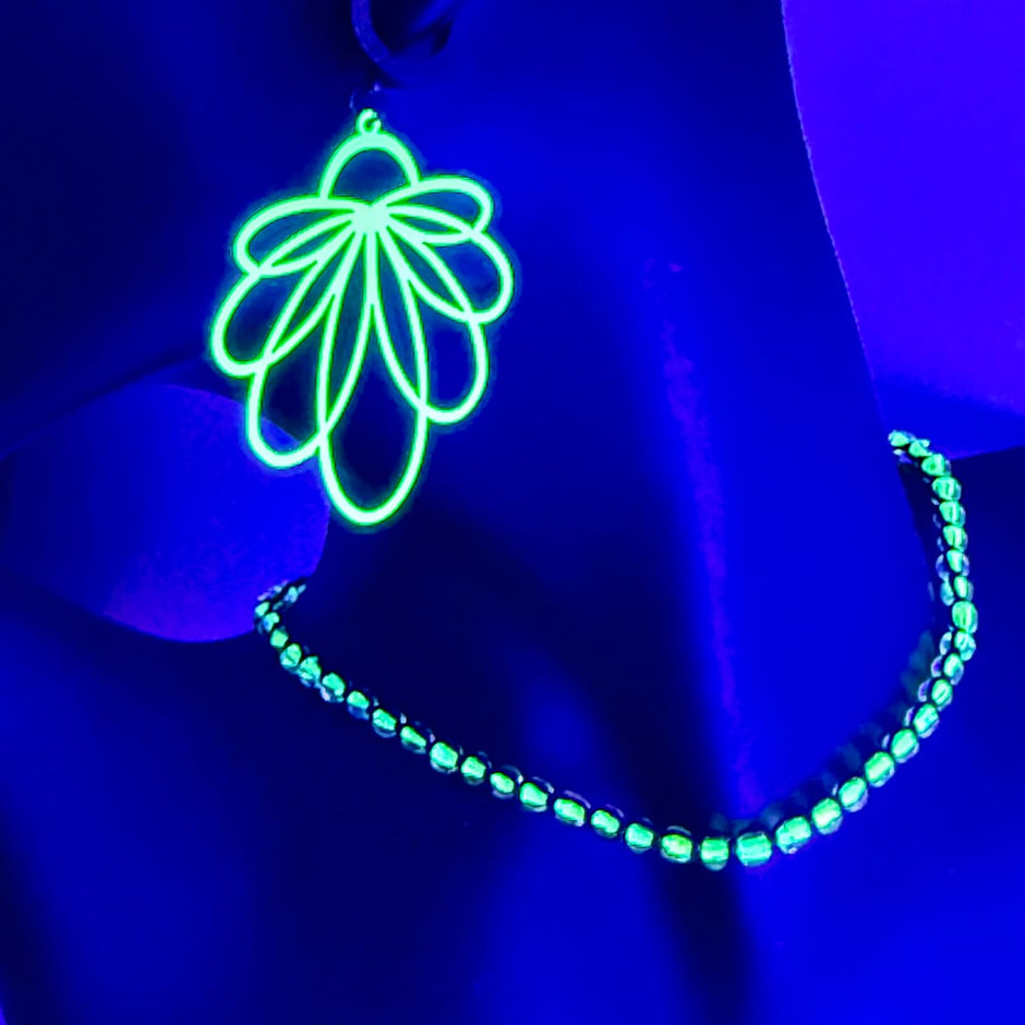 Ohrhänger und Choker Kette - UV-Fluoreszierendes Set – Earrings – mit Silber (Produktansicht)