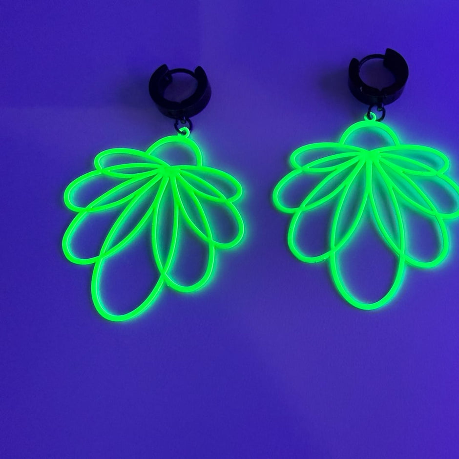 Ohrhänger und Choker Kette - UV-Fluoreszierendes Set – Earrings – mit Silber (Produktansicht)