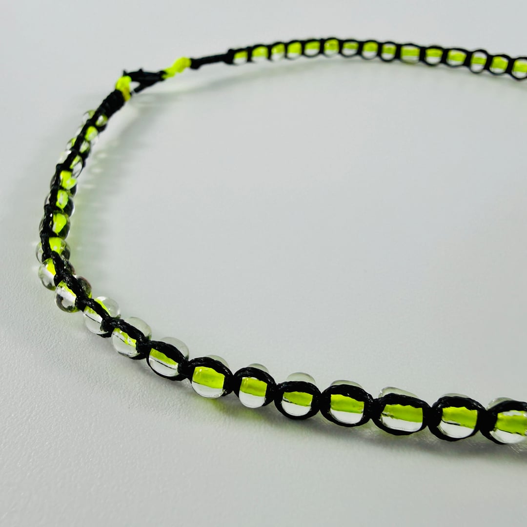 Ohrhänger und Choker Kette - UV-Fluoreszierendes Set – Earrings – mit Silber (Produktansicht)