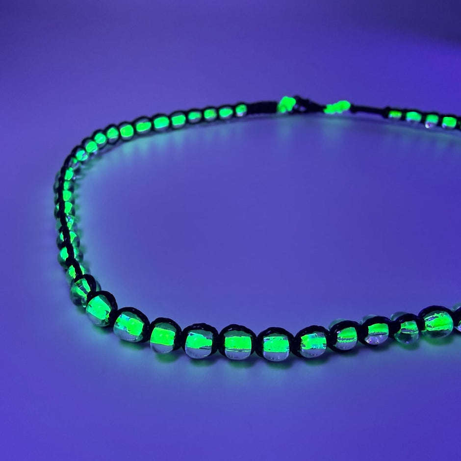 Ohrhänger und Choker Kette - UV-Fluoreszierendes Set – Earrings – mit Silber (Produktansicht)