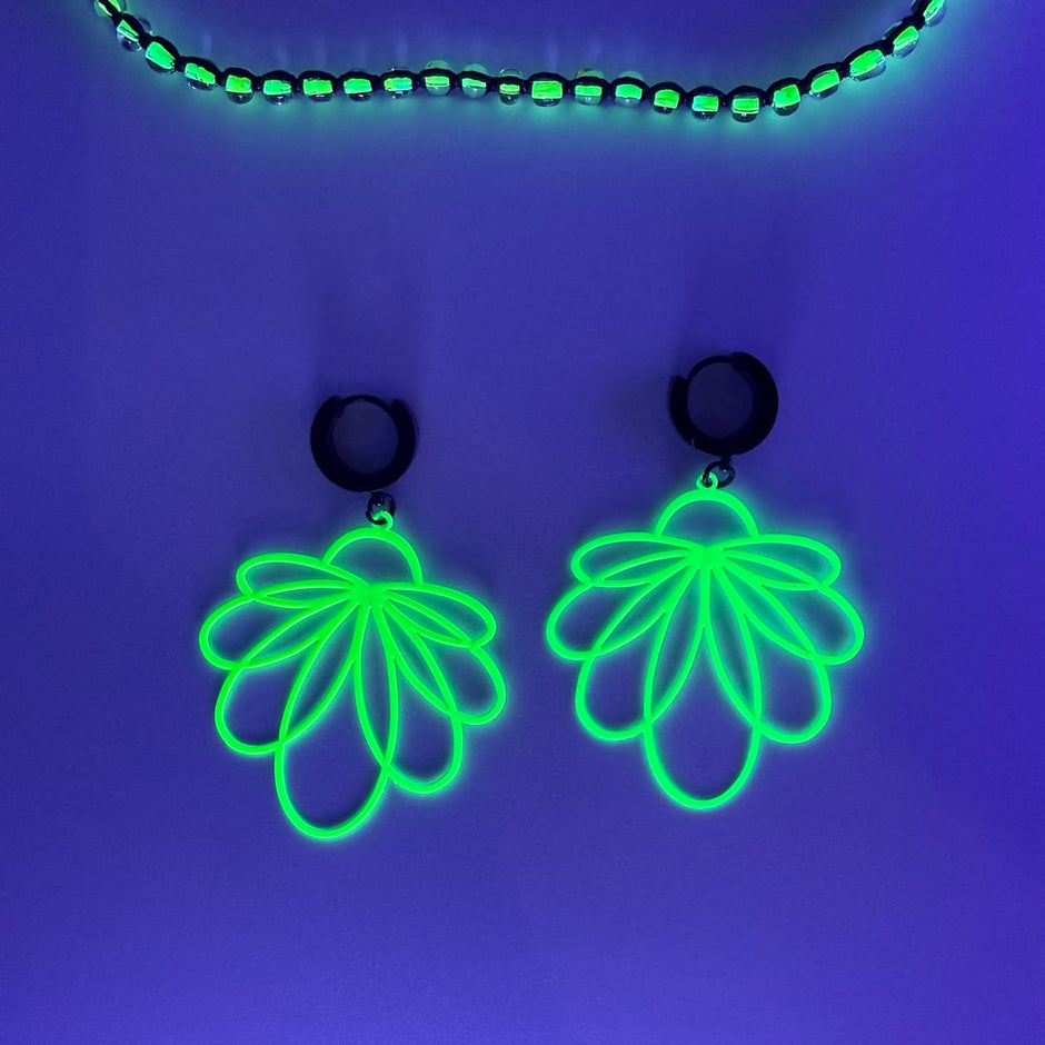 Ohrhänger und Choker Kette - UV-Fluoreszierendes Set – Earrings – mit Silber (Produktansicht)