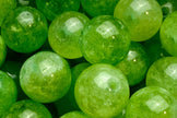 Peridot-Perlen in lebhaftem Grün, hochwertig und vielseitig, erhältlich im ‚Style it yourself‘-Angebot von Elurea. Perfekt für elegantes und einzigartiges Schmuckdesign.