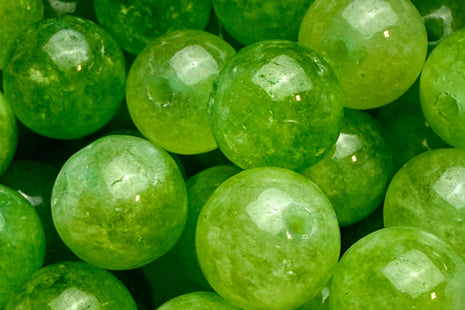 Peridot-Perlen in lebhaftem Grün, hochwertig und vielseitig, erhältlich im ‚Style it yourself‘-Angebot von Elurea. Perfekt für elegantes und einzigartiges Schmuckdesign.