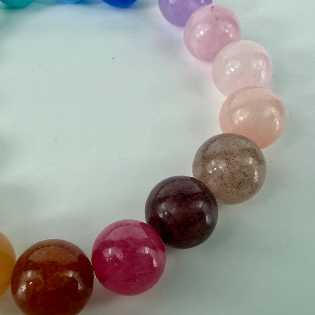 Regenbogen-Perlenarmband mit einem bunten Mix an Edelsteinen – Bracelets – mit Silber (Produktansicht)