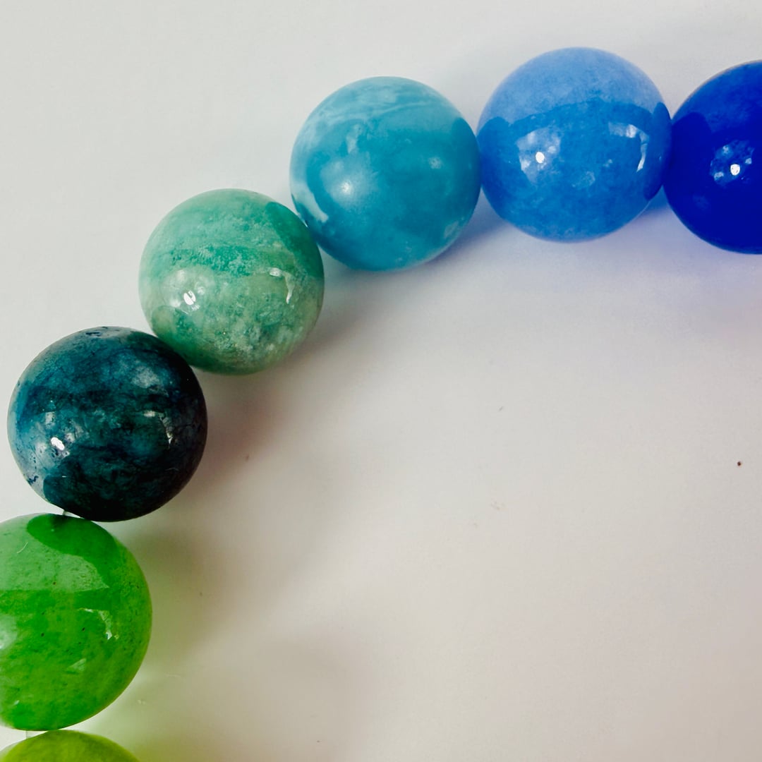 Regenbogen-Perlenarmband mit einem bunten Mix an Edelsteinen – Produktabbildung 5