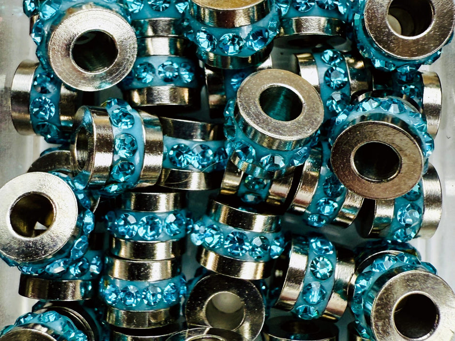 Rondell-Spacer Strass türkis (Metall): Rondell-Zwischenelement aus Metall mit Strassreihe – ideal als Highlight zwischen Perlen.