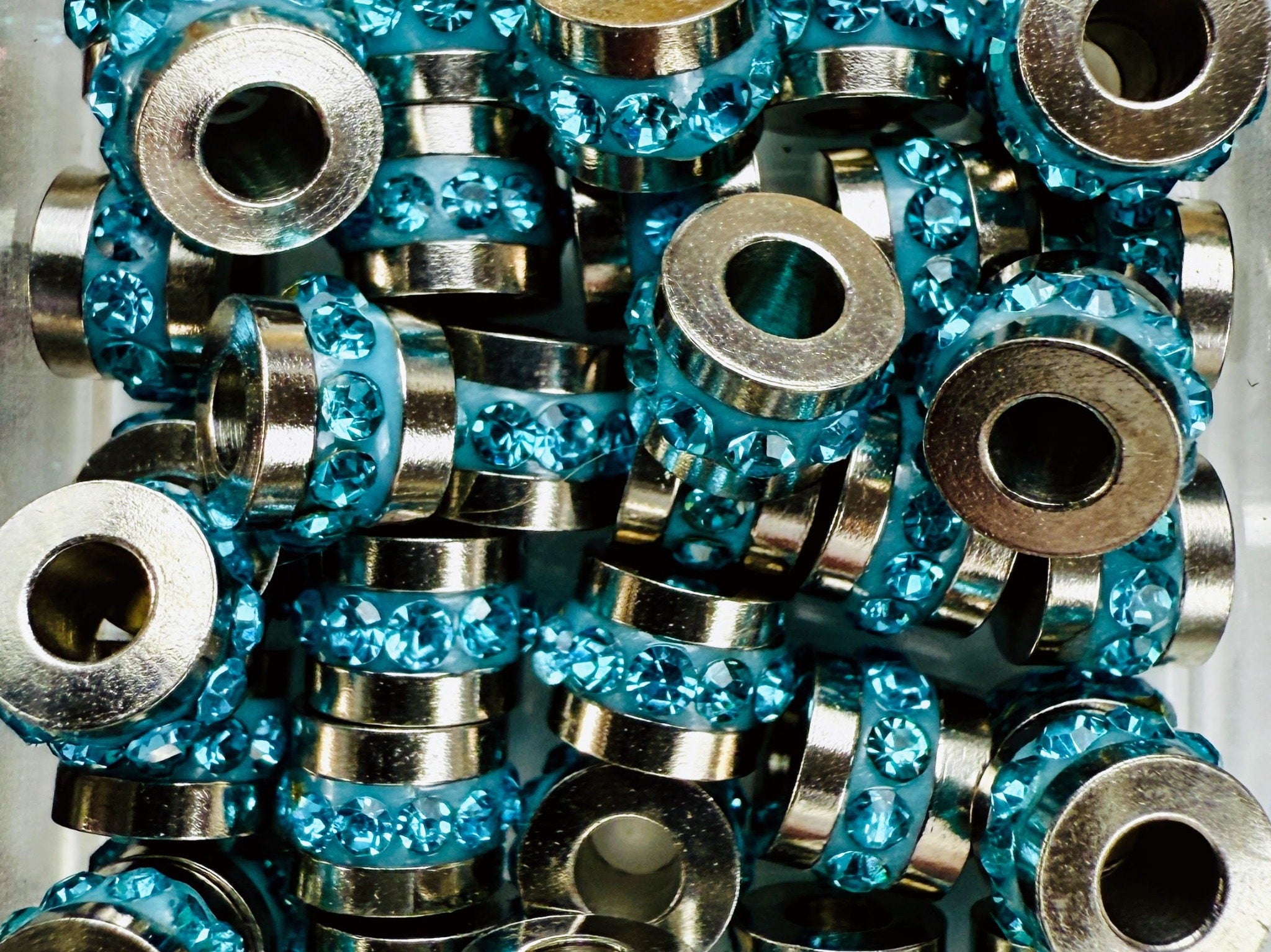 Rondell-Spacer Strass türkis (Metall): Rondell-Zwischenelement aus Metall mit Strassreihe – ideal als Highlight zwischen Perlen.
