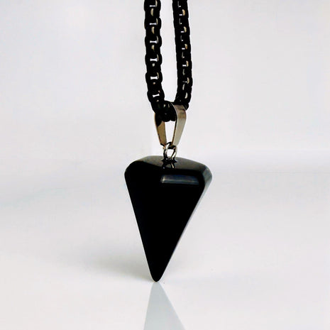 Hochwertige Edelstahlkette in Schwarz mit geometrischem Kristallanhänger.