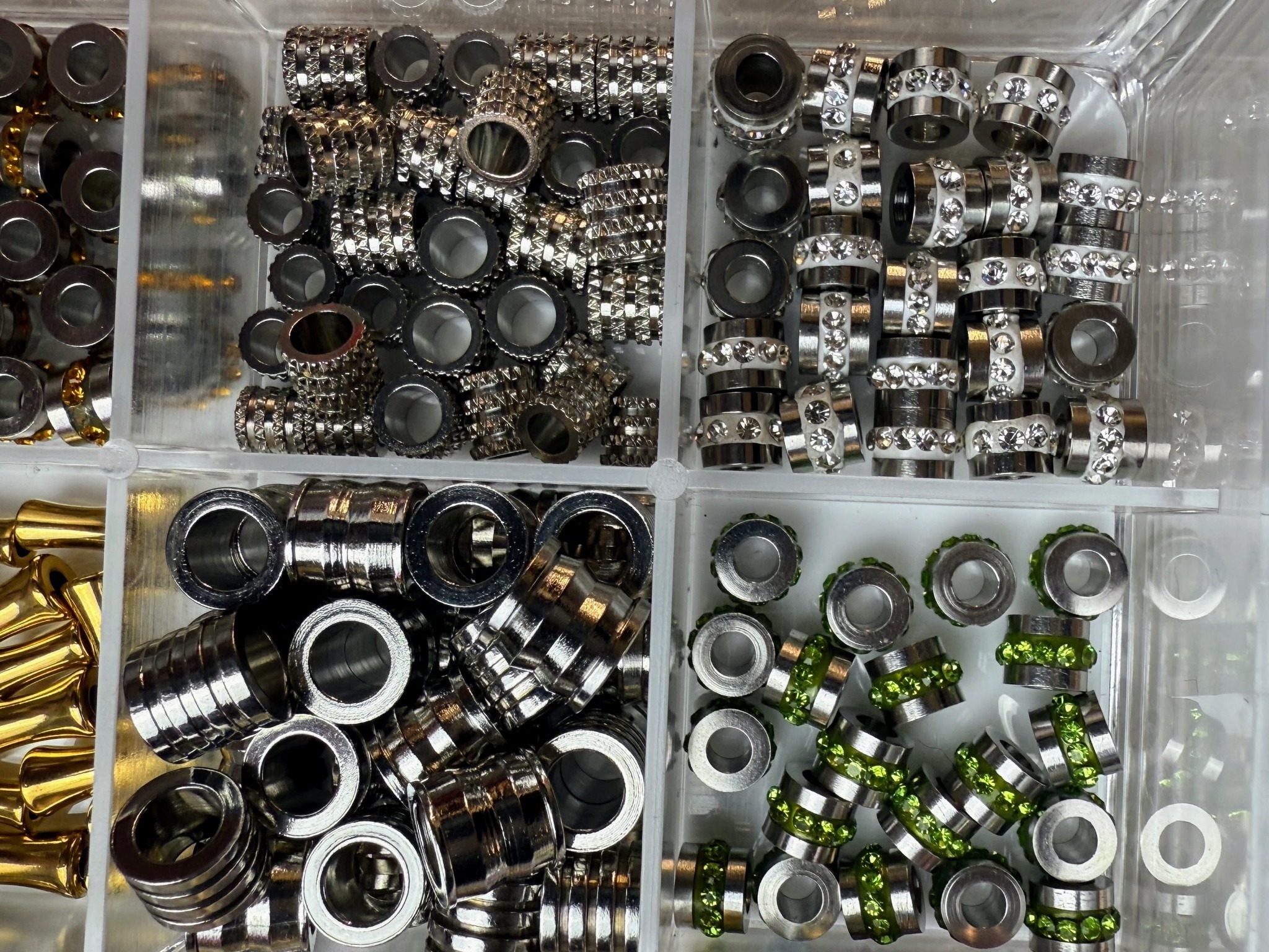 Spacer Metall geriffelt schwarz: Geriffelte Metallperle als Zwischenelement, markanter Schwarzton für extravagante Designs.