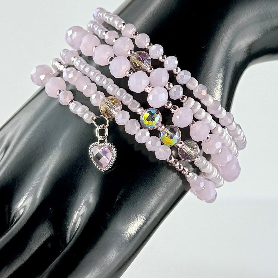 Spiralarmband mit rosa facettierten Glasperlen und Roccailles – Produktabbildung 4