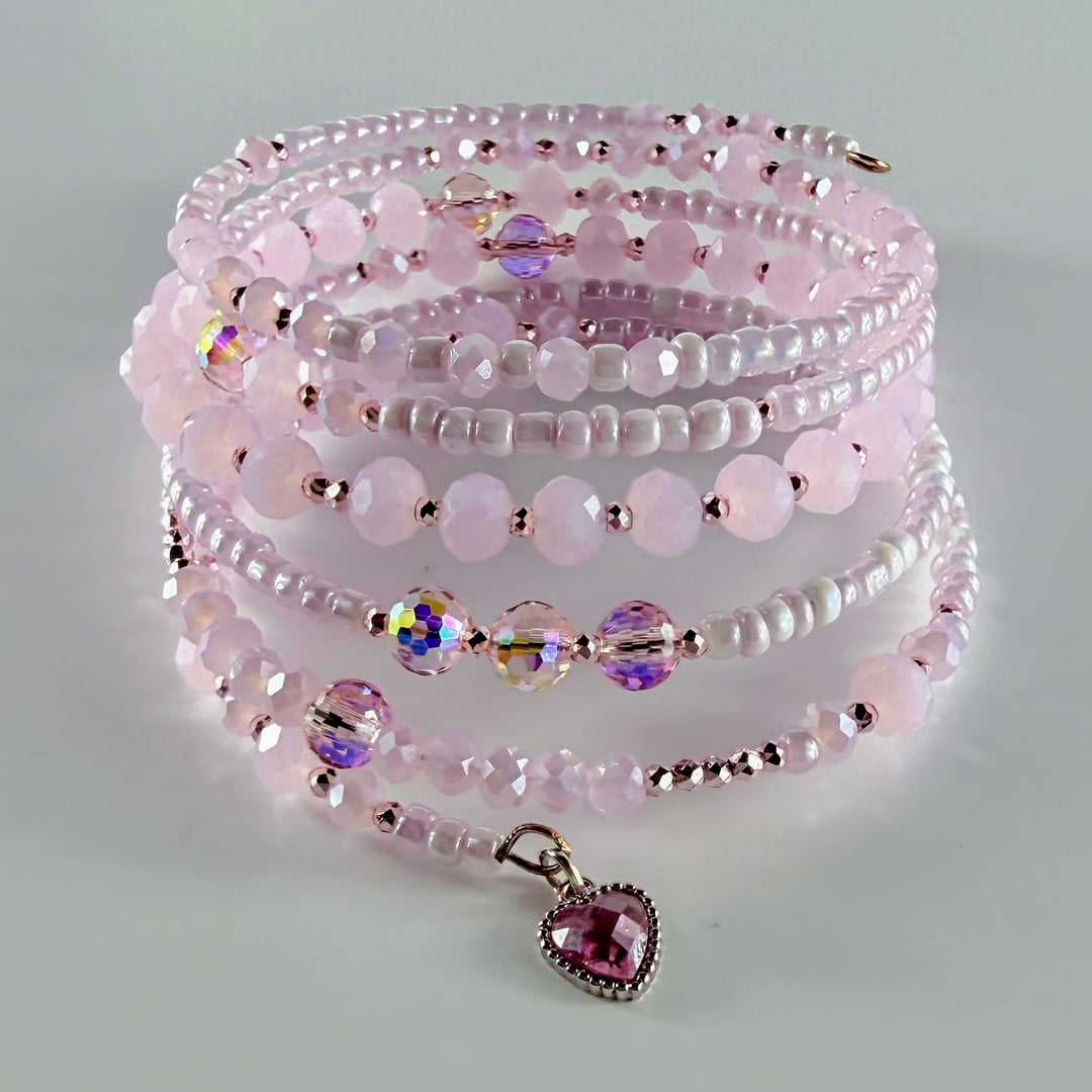 Spiralarmband mit rosa facettierten Glasperlen und Roccailles – Produktabbildung 5