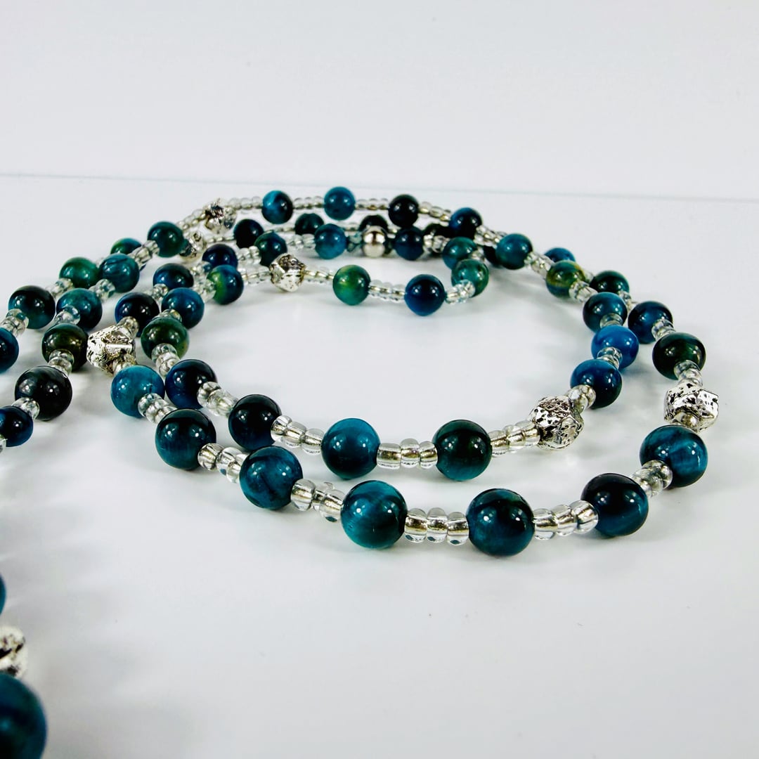 Stylische Tigeraugen-Y-Halskette mit silbrigen Lavasteinen, Rocailles und Federanhänger aus Edelstahl – Halsketten – mit Sil…