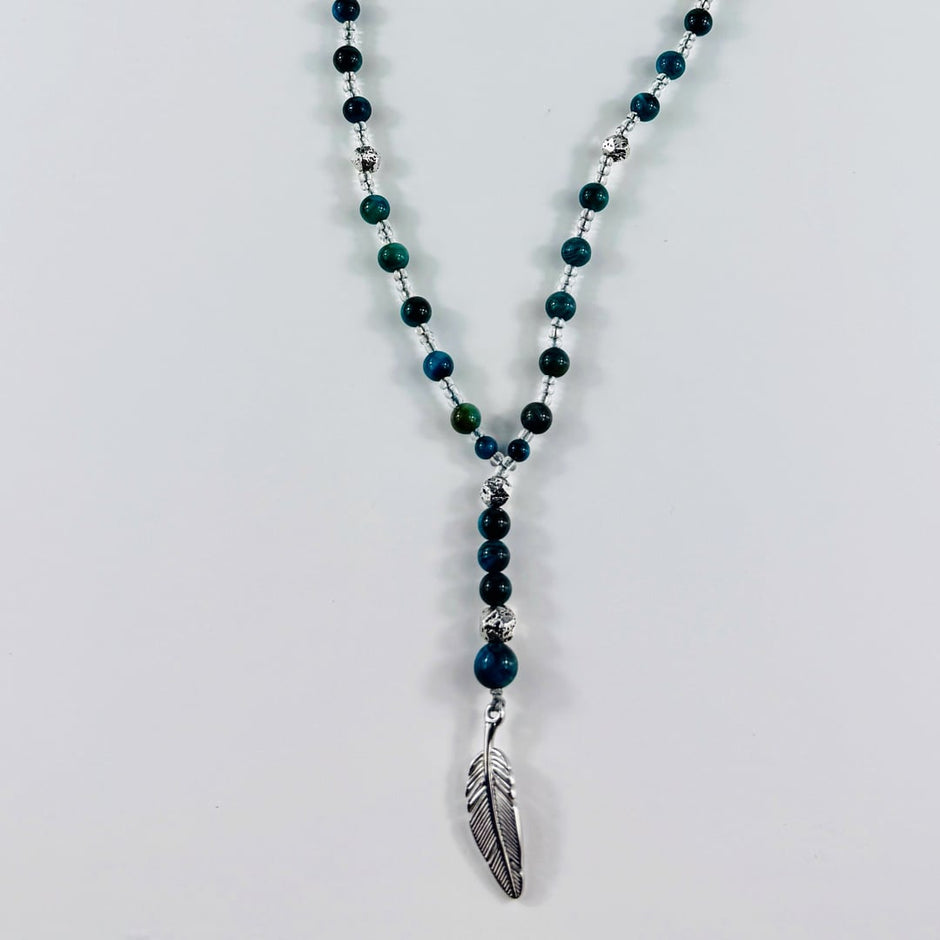 Stylische Tigeraugen-Y-Halskette mit silbrigen Lavasteinen, Rocailles und Federanhänger aus Edelstahl – Halsketten – mit Sil…