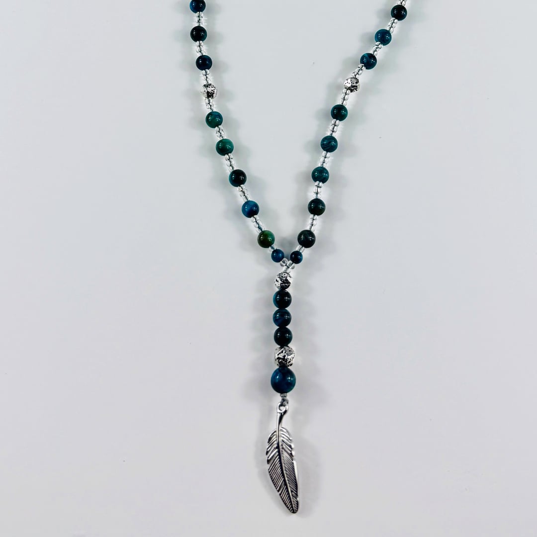 Stylische Tigeraugen-Y-Halskette mit silbrigen Lavasteinen, Rocailles und Federanhänger aus Edelstahl – Halsketten – mit Sil…