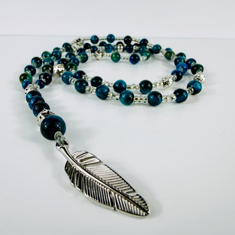 Stylische Tigeraugen-Y-Halskette mit silbrigen Lavasteinen, Rocailles und Federanhänger aus Edelstahl – Halsketten – mit Sil…