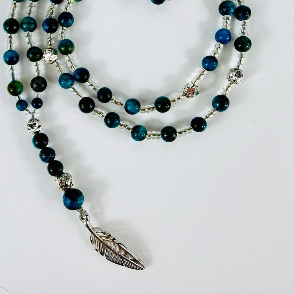 Stylische Tigeraugen-Y-Halskette mit silbrigen Lavasteinen, Rocailles und Federanhänger aus Edelstahl – Halsketten – mit Sil…