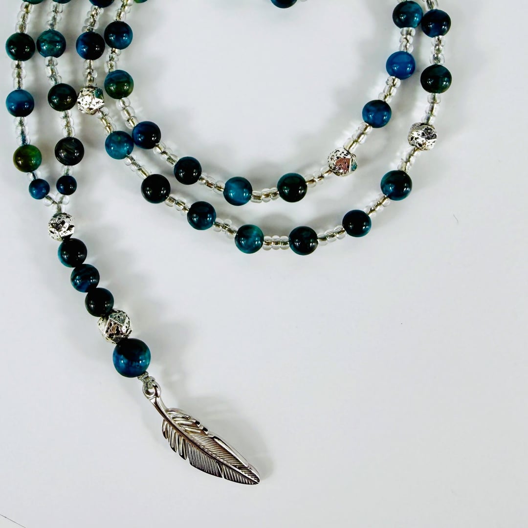 Stylische Tigeraugen-Y-Halskette mit silbrigen Lavasteinen, Rocailles und Federanhänger aus Edelstahl – Halsketten – mit Sil…