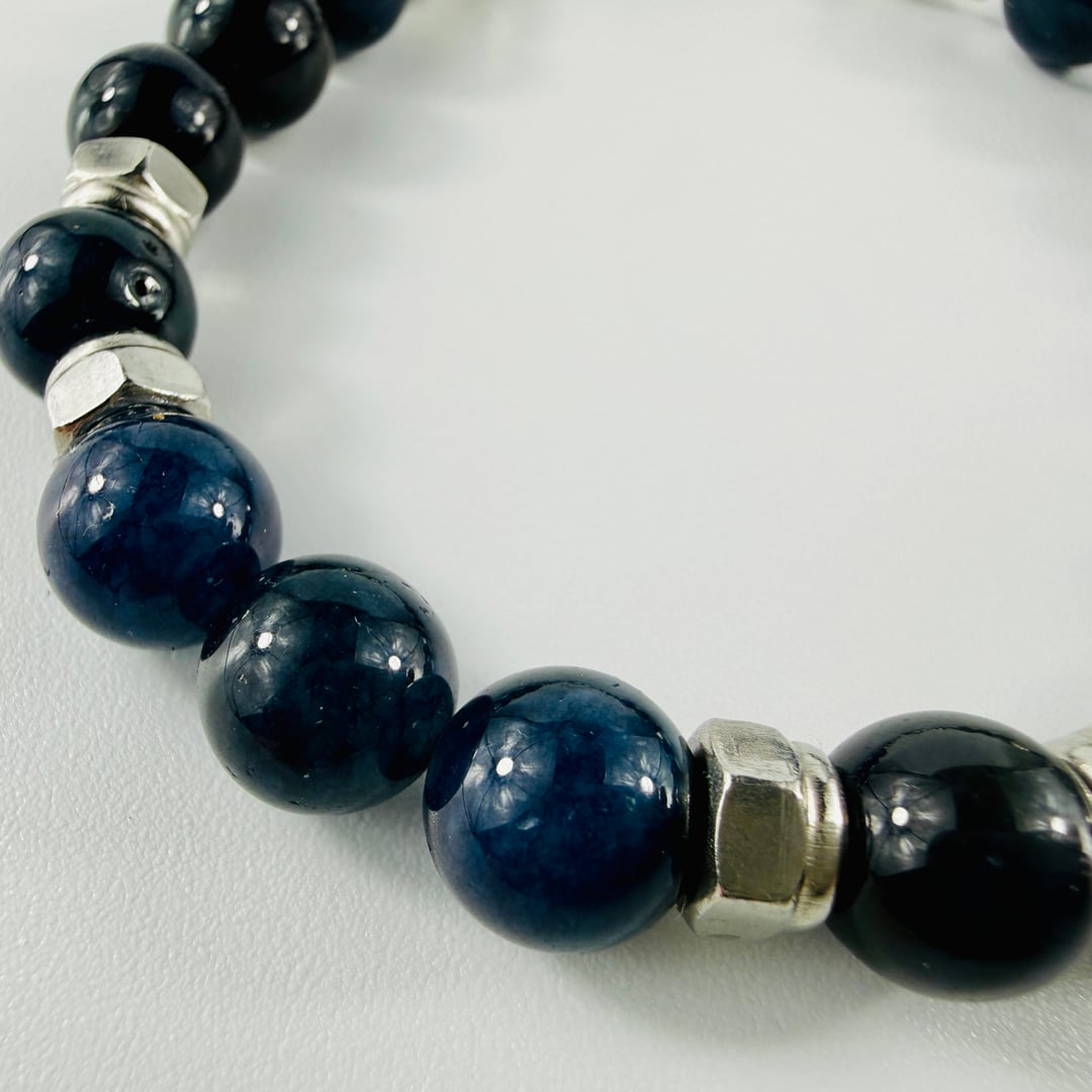 Stylisches Armband mit Mitternachtsblauem Turmalin kombiniert mit Edelstahlmuttern – Bracelets – mit Silber, Onyx (Produktan…