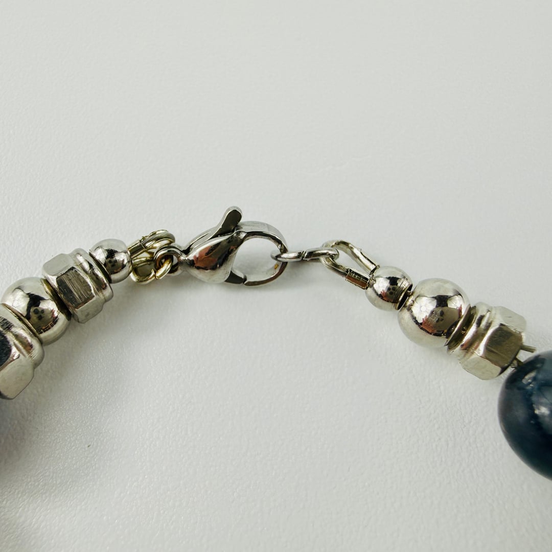 Stylisches Armband mit Mitternachtsblauem Turmalin kombiniert mit Edelstahlmuttern – Bracelets – mit Silber, Onyx (Produktan…