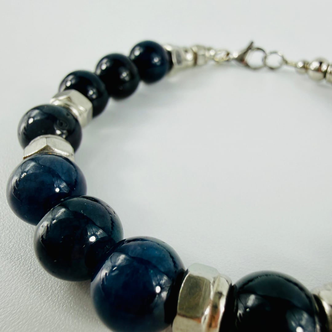 Stylisches Armband mit Mitternachtsblauem Turmalin kombiniert mit Edelstahlmuttern – Bracelets – mit Silber, Onyx (Produktan…