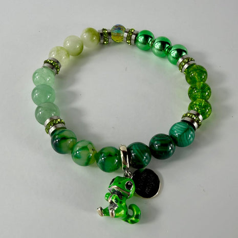 Symphonie aus grünen Edelsteinen und mit funkelnden Steinen besetzten Edelstahlakzenten – Bracelets – mit Silber (Produktans…