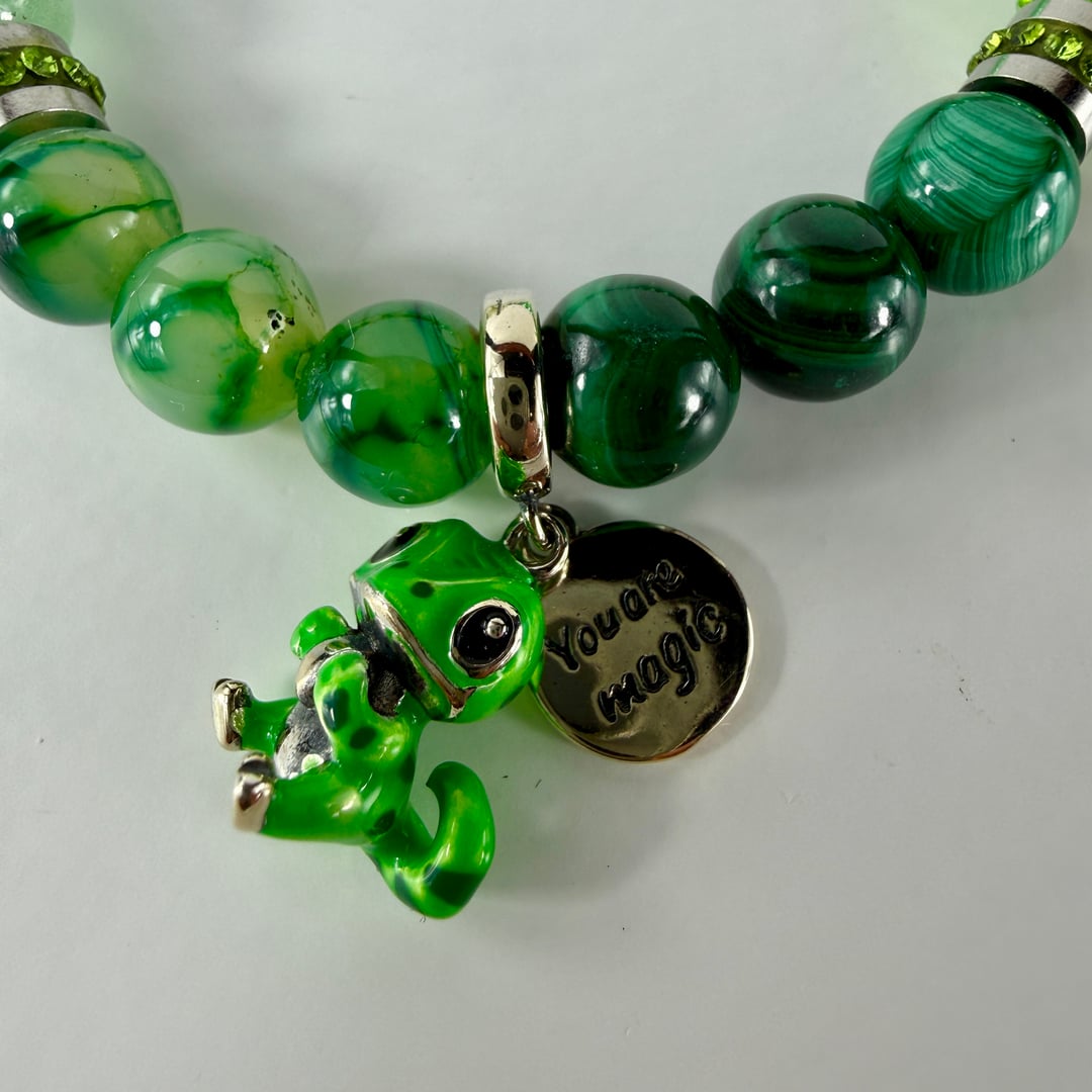 Symphonie aus grünen Edelsteinen und mit funkelnden Steinen besetzten Edelstahlakzenten – Bracelets – mit Silber (Produktans…