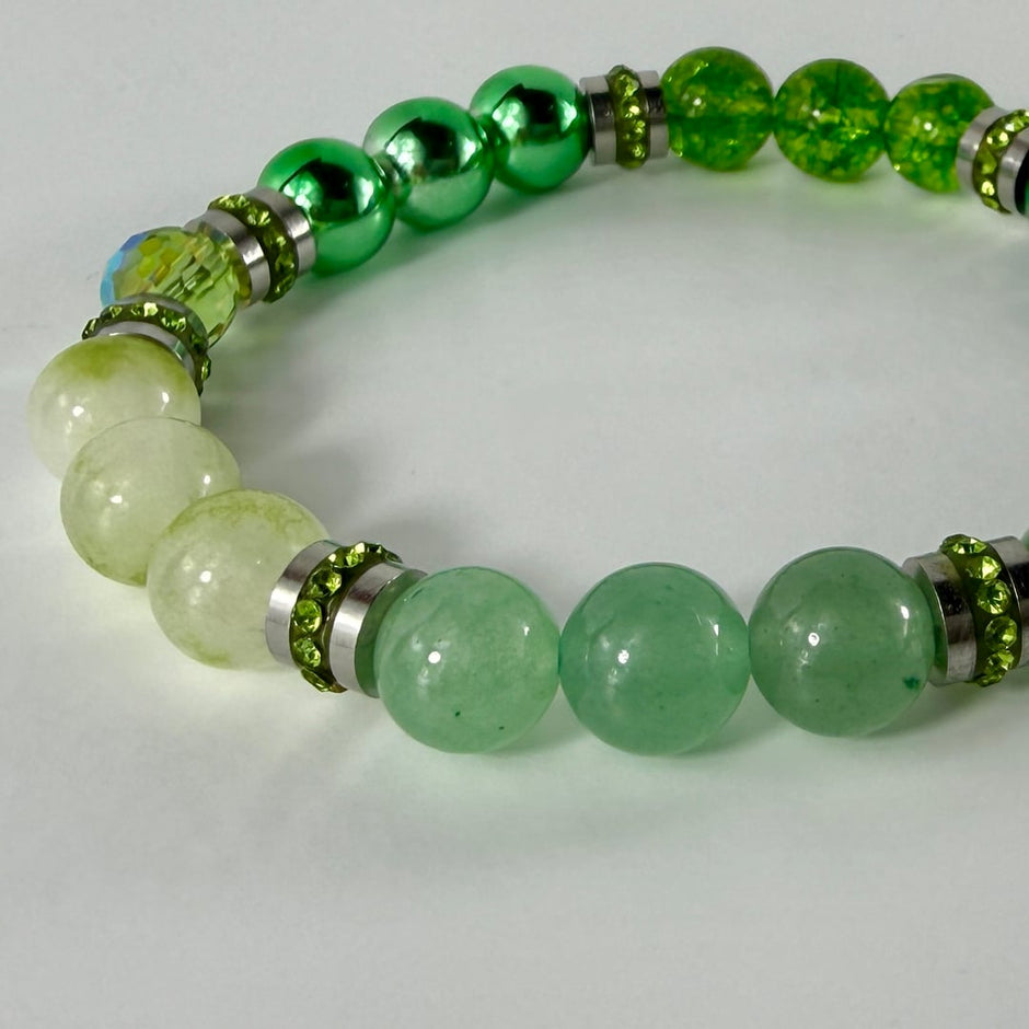 Symphonie aus grünen Edelsteinen und mit funkelnden Steinen besetzten Edelstahlakzenten – Bracelets – mit Silber (Produktans…