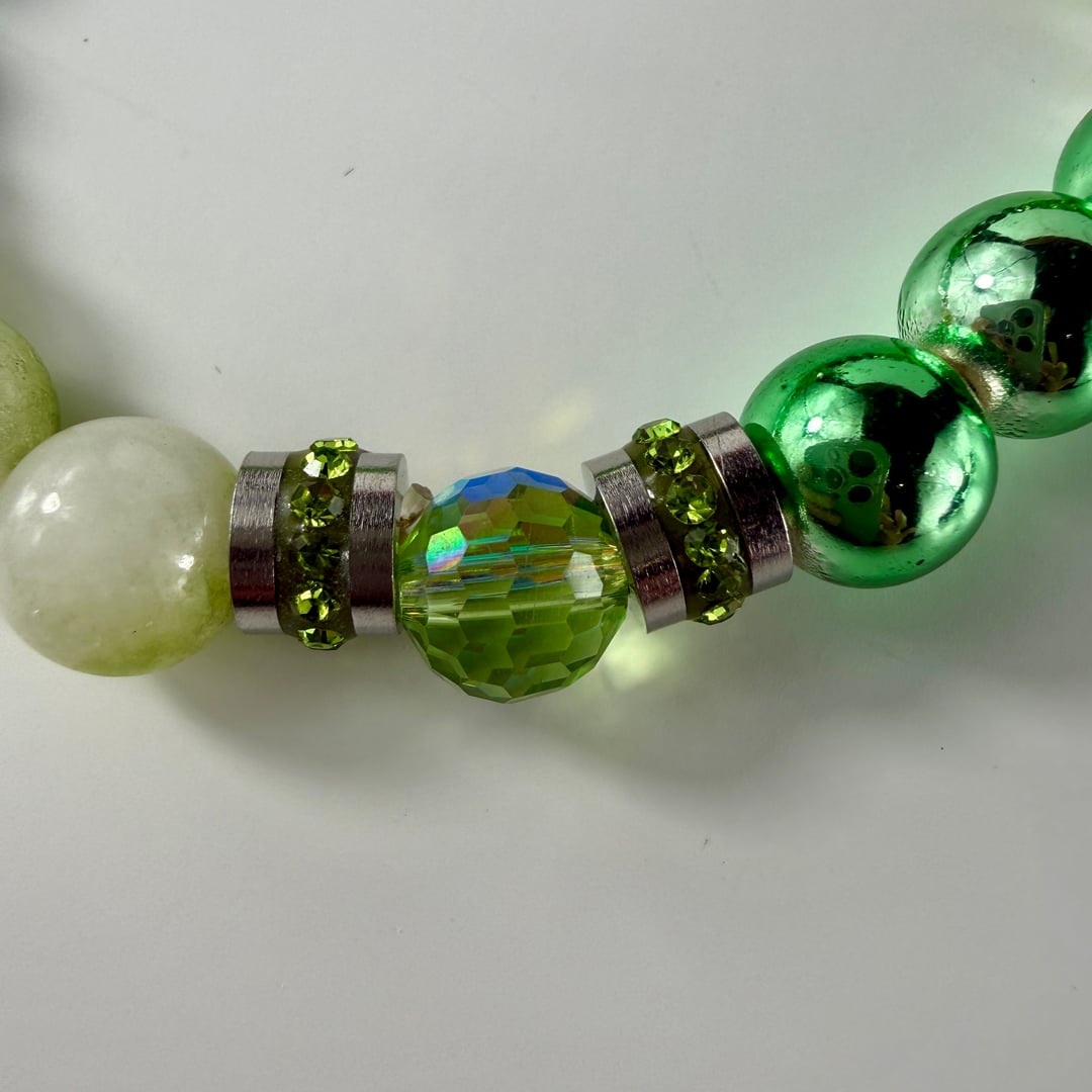 Symphonie aus grünen Edelsteinen und mit funkelnden Steinen besetzten Edelstahlakzenten – Bracelets – mit Silber (Produktans…