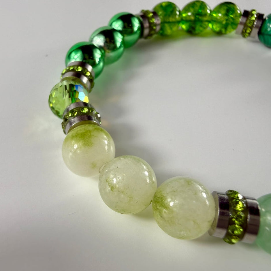 Symphonie aus grünen Edelsteinen und mit funkelnden Steinen besetzten Edelstahlakzenten – Bracelets – mit Silber (Produktans…