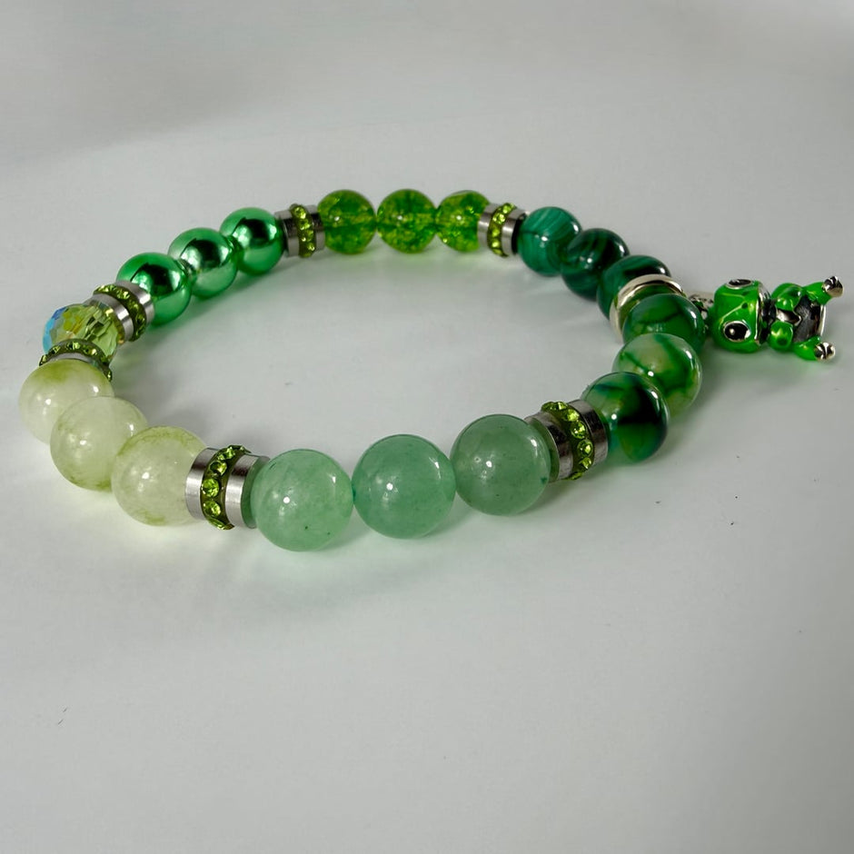 Symphonie aus grünen Edelsteinen und mit funkelnden Steinen besetzten Edelstahlakzenten – Bracelets – mit Silber (Produktans…