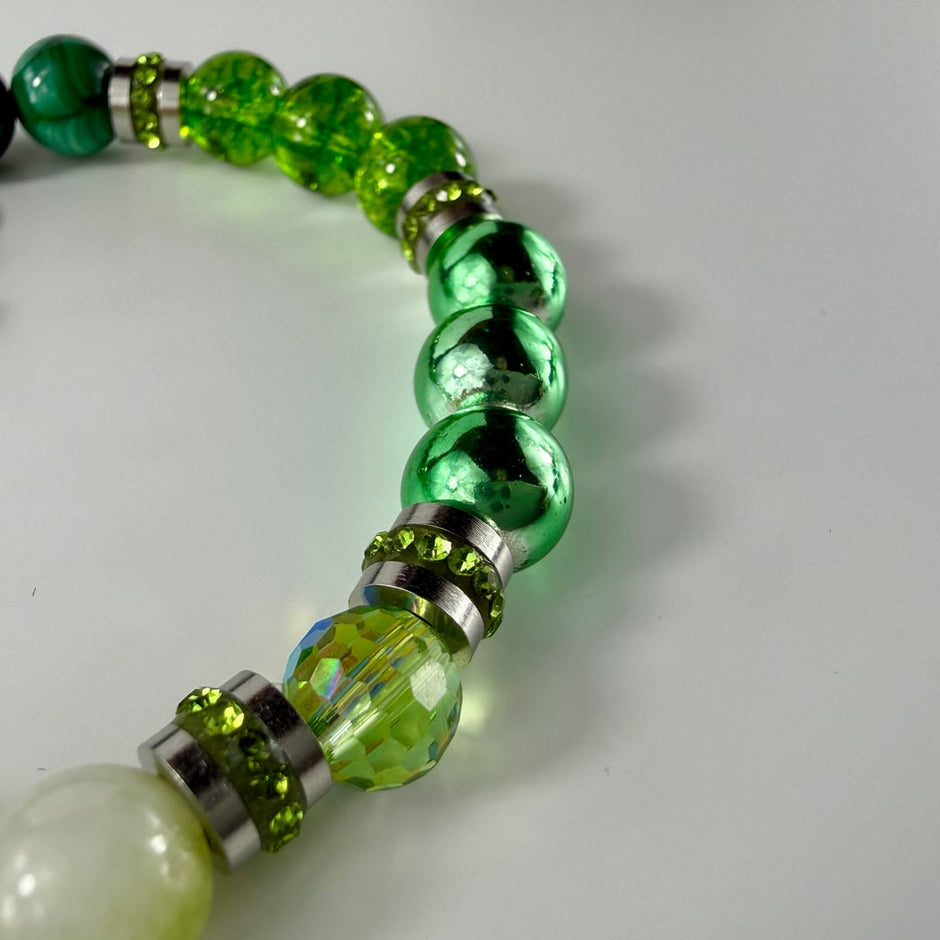 Symphonie aus grünen Edelsteinen und mit funkelnden Steinen besetzten Edelstahlakzenten – Bracelets – mit Silber (Produktans…